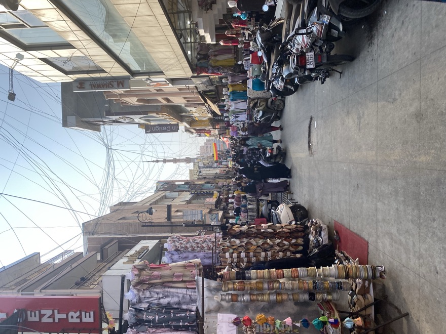 Rue commerçante en Inde du Sud, étals et passants